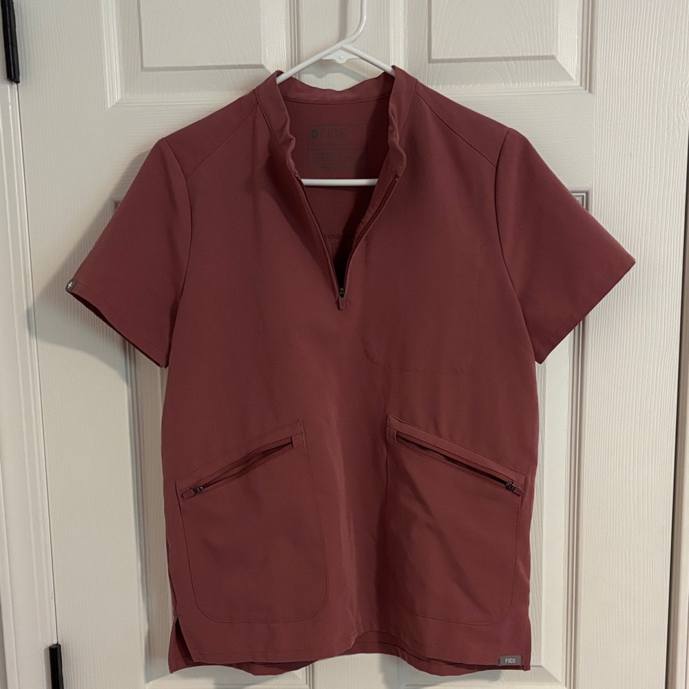 Figs
Mauve
Zipper pocket scrub top
Small